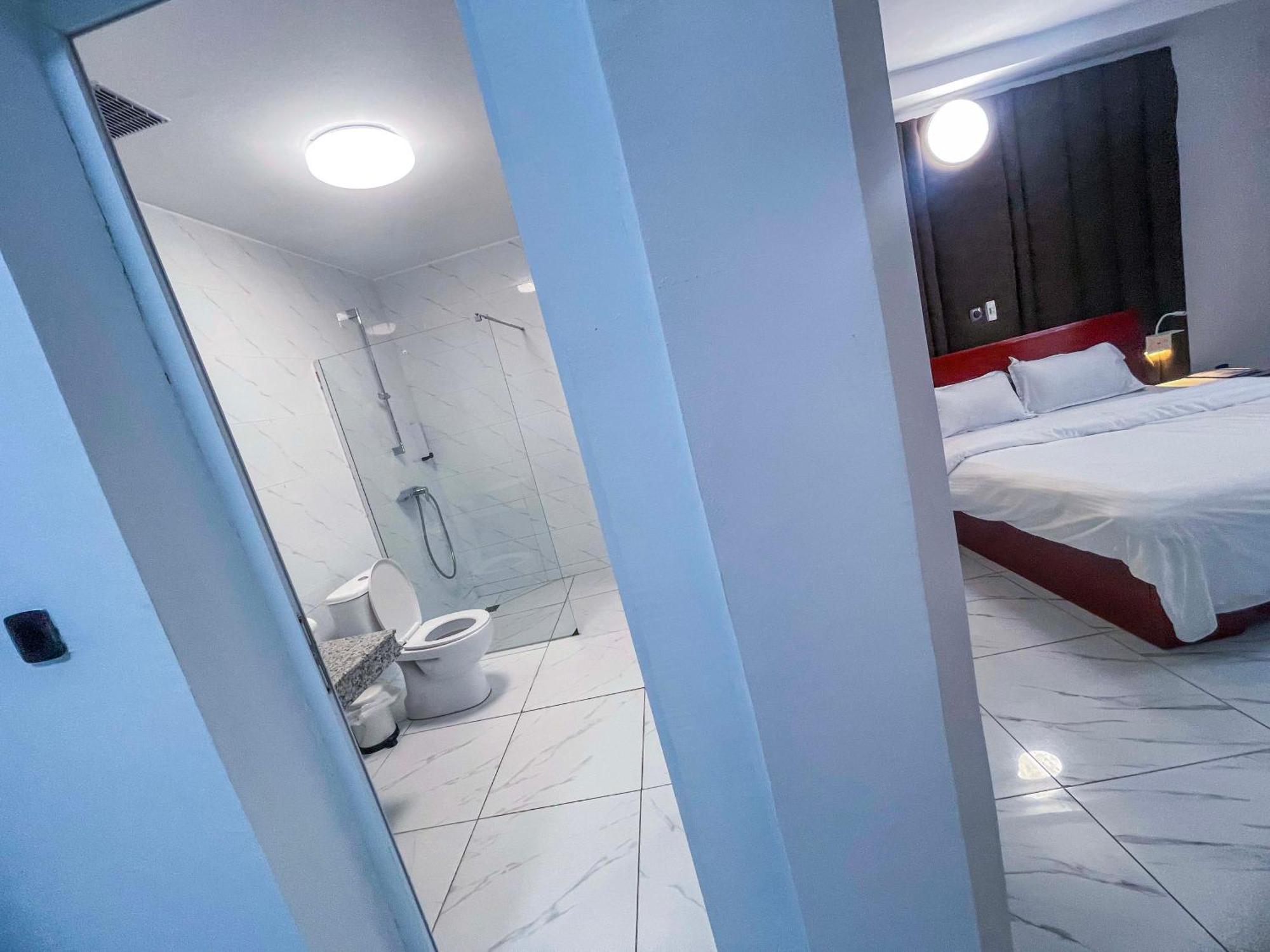 Hotel Le Vaisseau Abidjan Esterno foto