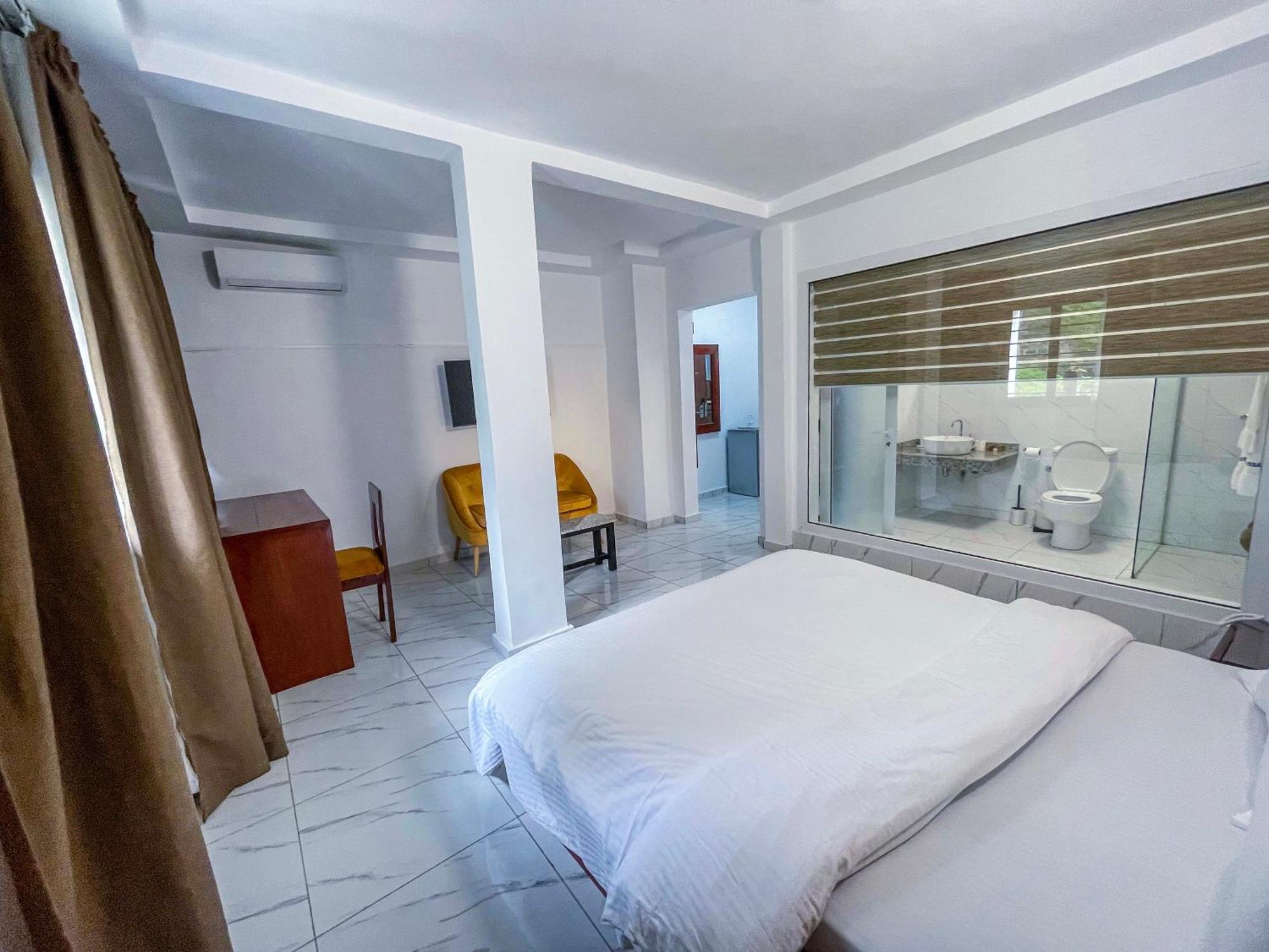 Hotel Le Vaisseau Abidjan Esterno foto