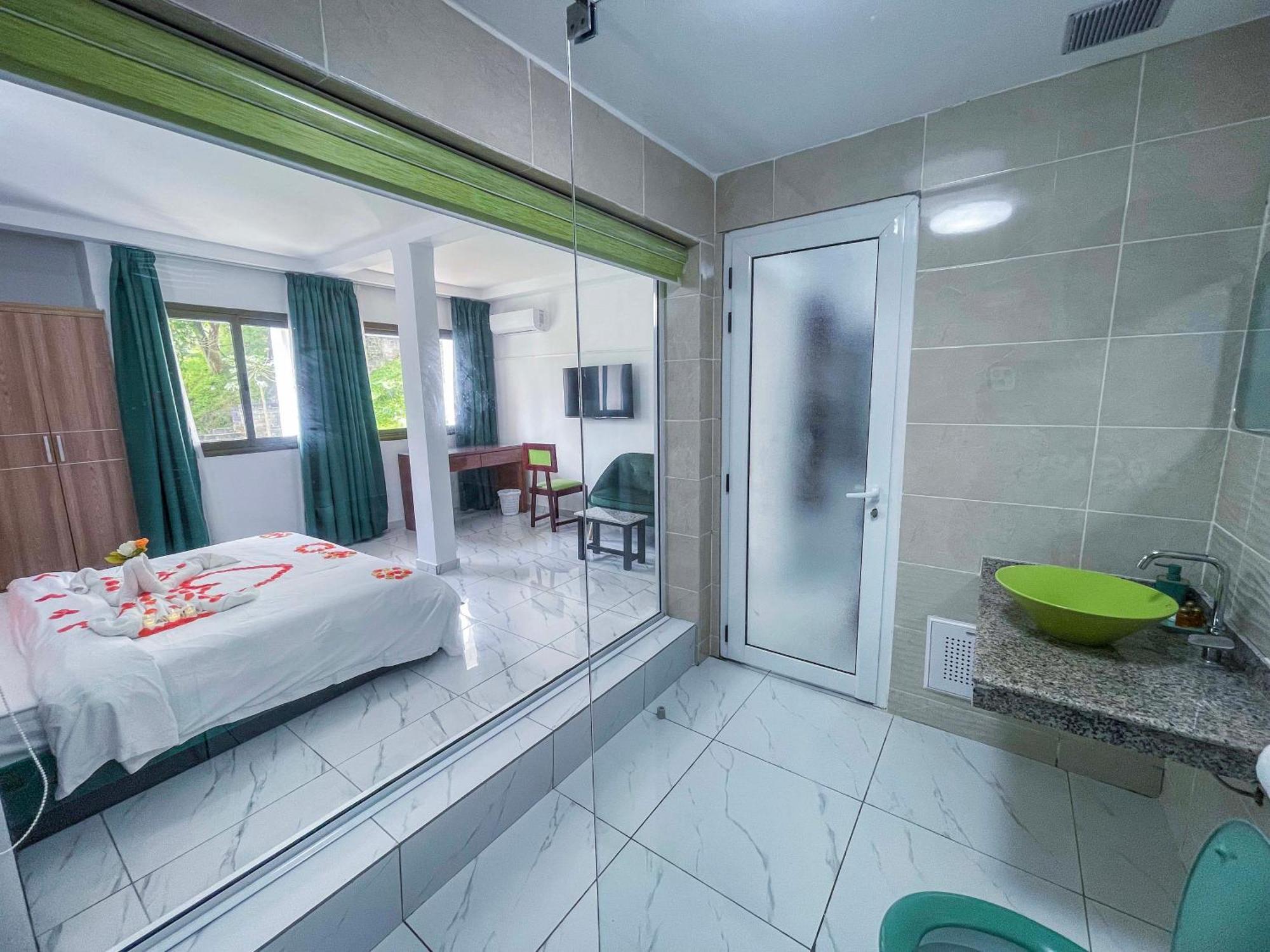 Hotel Le Vaisseau Abidjan Esterno foto