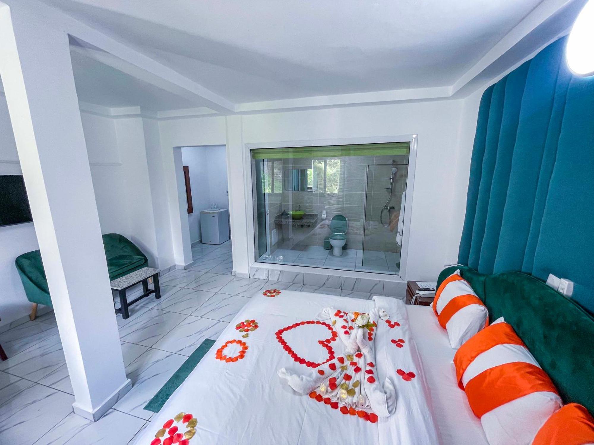 Hotel Le Vaisseau Abidjan Esterno foto