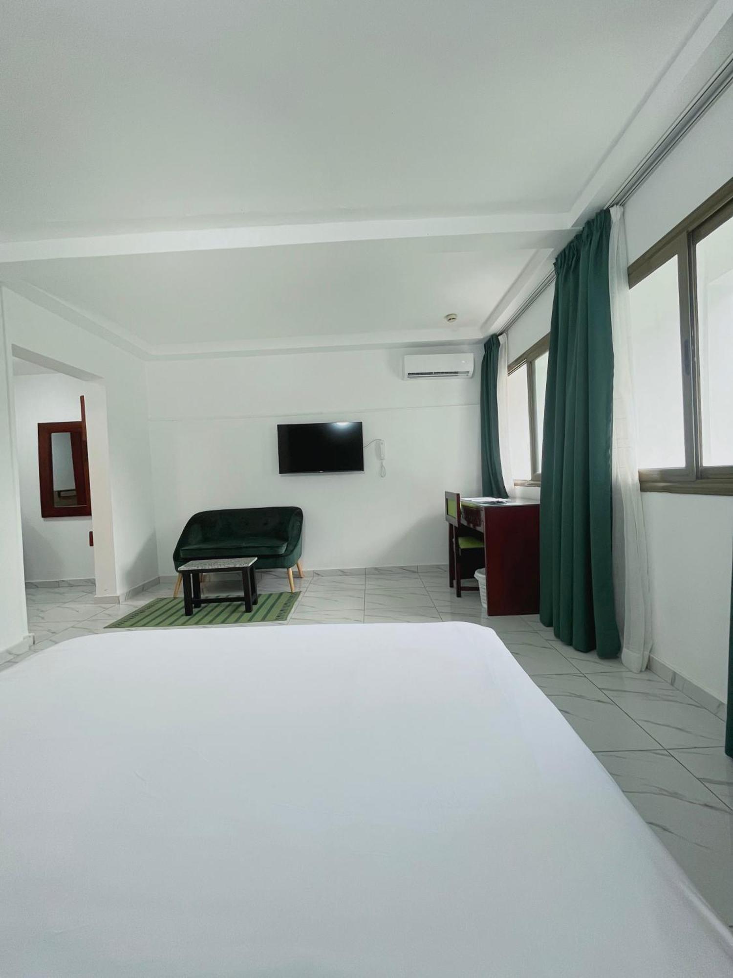 Hotel Le Vaisseau Abidjan Esterno foto