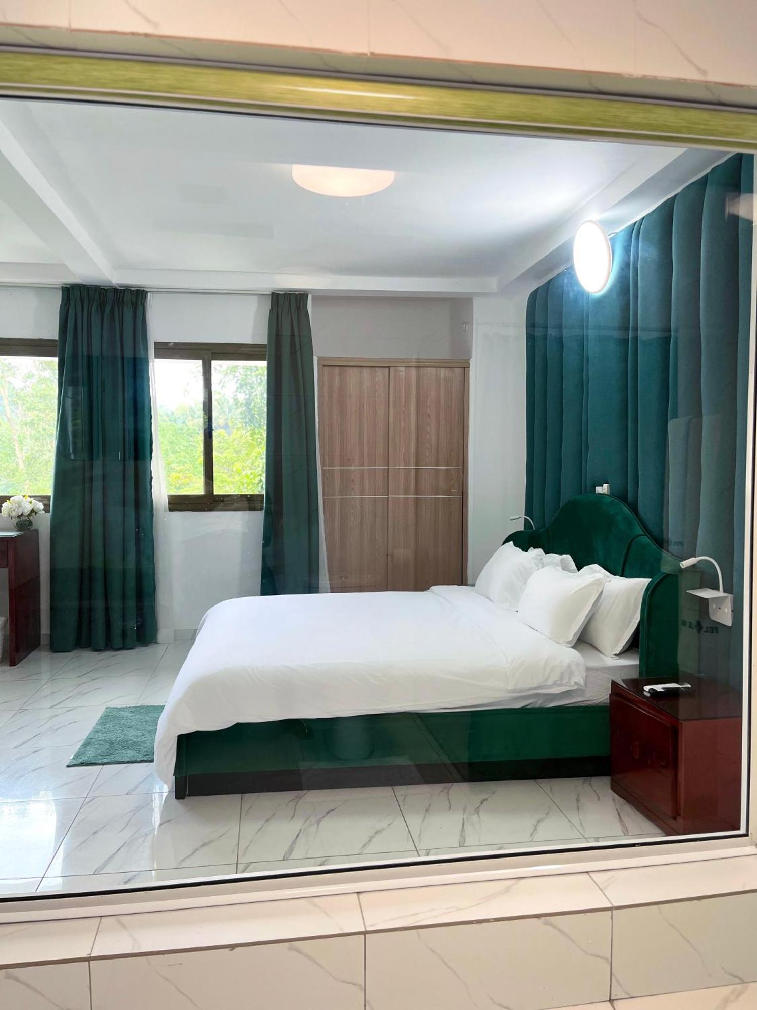 Hotel Le Vaisseau Abidjan Esterno foto